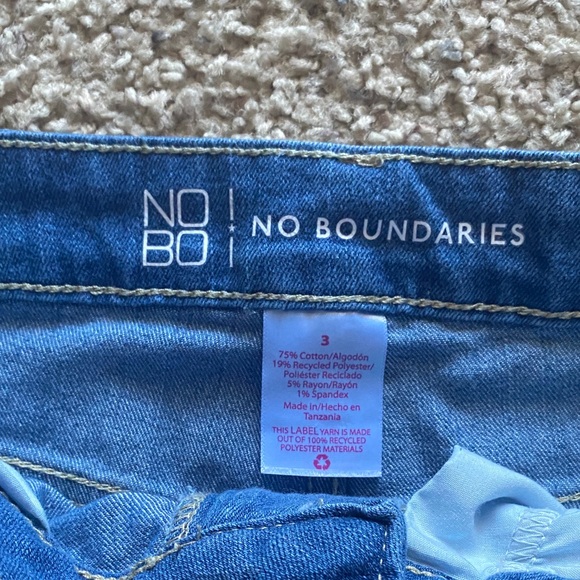 No Boundaries Women's Blue Jeans (NWOT) - Picture 2 of 9